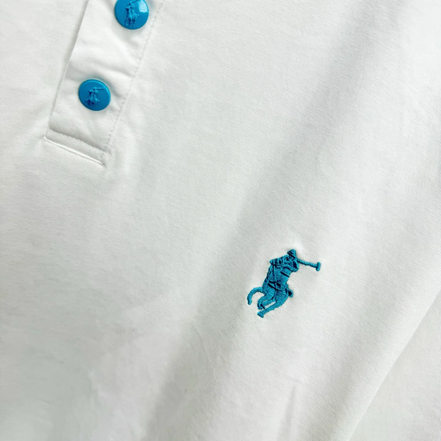 P190 POlO Ralph Lauren 25FW new spring and summer round neck T-shirt. It is made of heavy 320G double yarn combed cotton material. The upper body has a strong three-dimensional effect. It is embroidered with ten thousand needles embroidery patch ➕ ten thousand needles 🪡 embroidery process inkjet effect. ⚠️Washing method: The fabric is only dry-cleaned or wrapped in a laundry bag. Quick machine wash in cold water on the reverse side, let dry and then iron at medium temperature! Avoid vigorously wringing and machine washing from the front!  Size: S M L XL XXL Color: Black, White